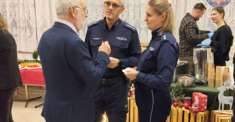 zdjęcie: Wigilijne spotkanie mieszkańców Zawadzkiego Klonowica z policją / fot. KMP w Szczecinie