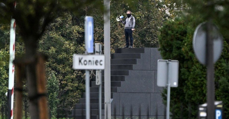 zdjęcie: Trwają negocjacje policji z mężczyzną, który wszedł na pomnik smoleński na Placu J. Piłsudskiego / fot. PAP