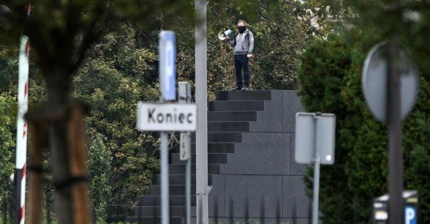 Trwają negocjacje policji z mężczyzną, który wszedł na pomnik smoleński na Placu J. Piłsudskiego
