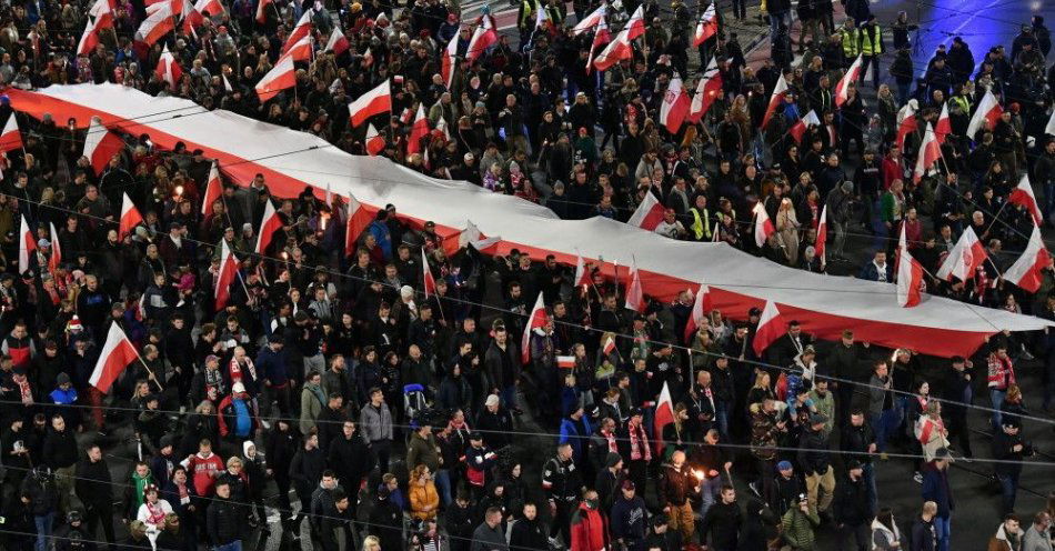 zdjęcie: Policja zatrzymała b. księdza Jacka M. – jednego z organizatorów wrocławskiego Marszu Niepodległości / fot. PAP