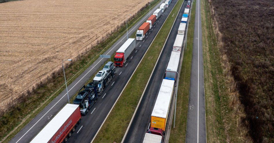 zdjęcie: Przewoźnicy i rolnicy protestują na granicy, w kolejce na odprawę czekają także samochody osobowe i autobusy / fot. PAP