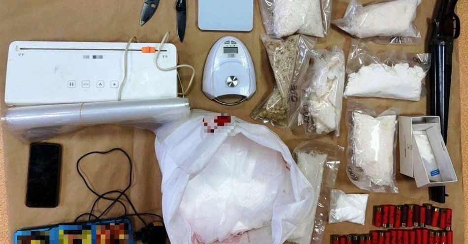 zdjęcie: Zabezpieczono 4 kg narkotyków i nielegalną broń w mieszkaniu / fot. KMP Kielce zdjęcia zabezpieczonego mienia