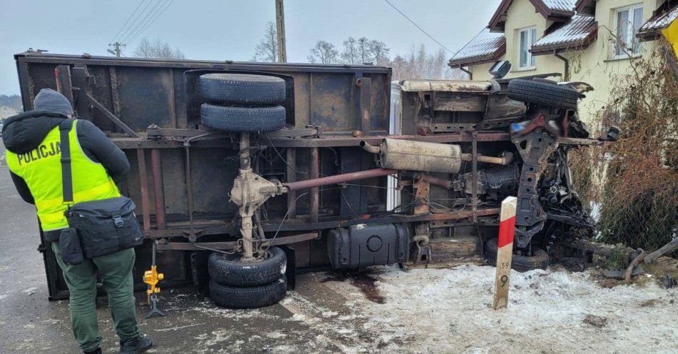 zdjęcie: Zdarzenie drogowe w Turzy Małej, ranny kierowca / fot. KPP w Mławie