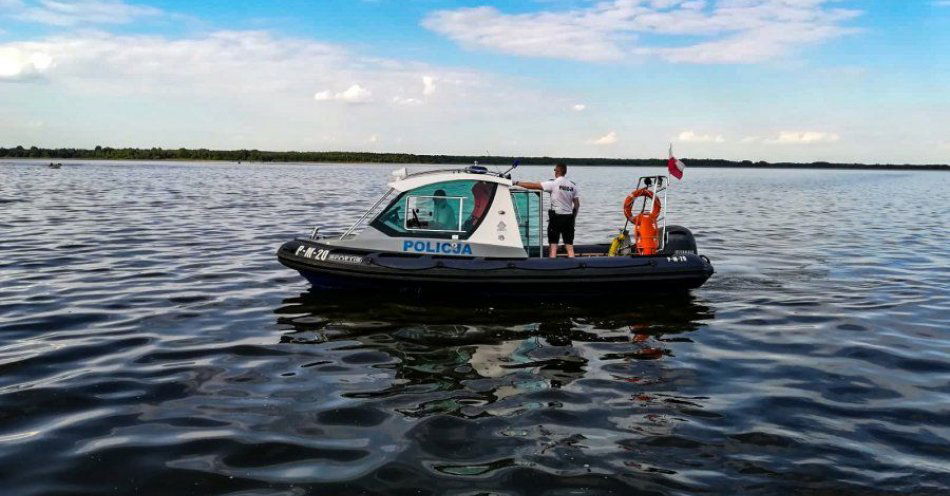 zdjęcie: Policjant z ratownikiem pomogli osobom na rowerze wodnym / fot. KMP Białystok