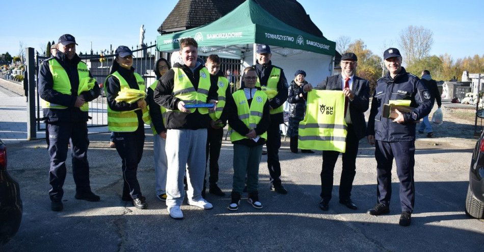 zdjęcie: Policjanci rozdawali odblaski przed cmentarzami w regionie / fot. KPP Koło