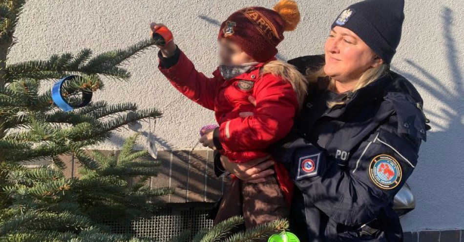 zdjęcie: Dzieci ubrały odblaskową choinkę przed komendą w Miliczu / fot. KPP w Miliczu