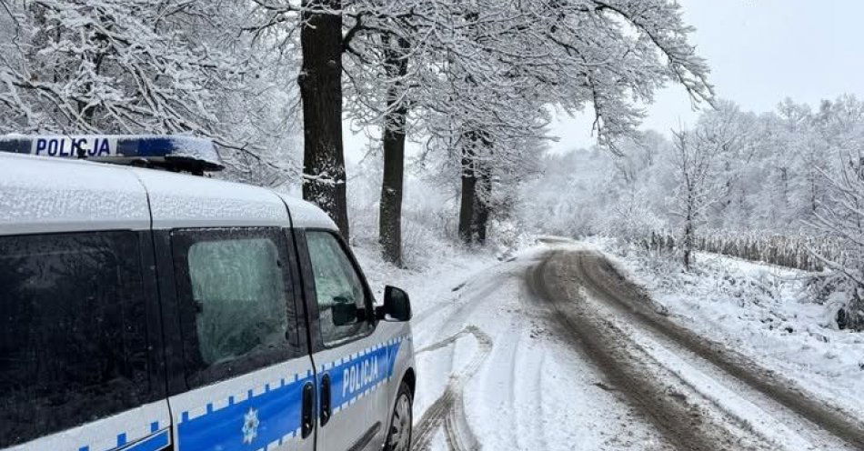 zdjęcie: Ślisko po nocnych opadach śniegu Kierowcy zachowajcie ostrożność / fot. KPP w Lwówku Śląskim
