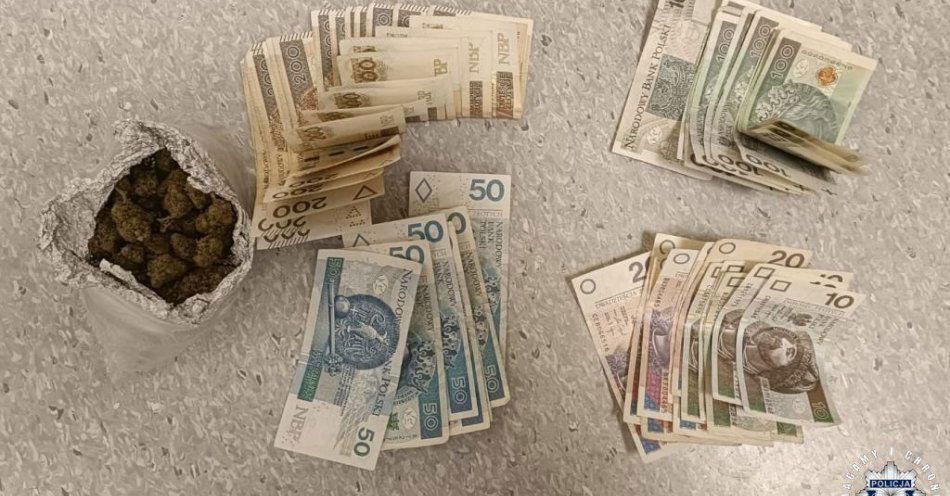 zdjęcie: 300 gramów suszu i ponad 4 500 zł znalezione w mieszkaniu / fot. KPP Skarżysko-Kamienna