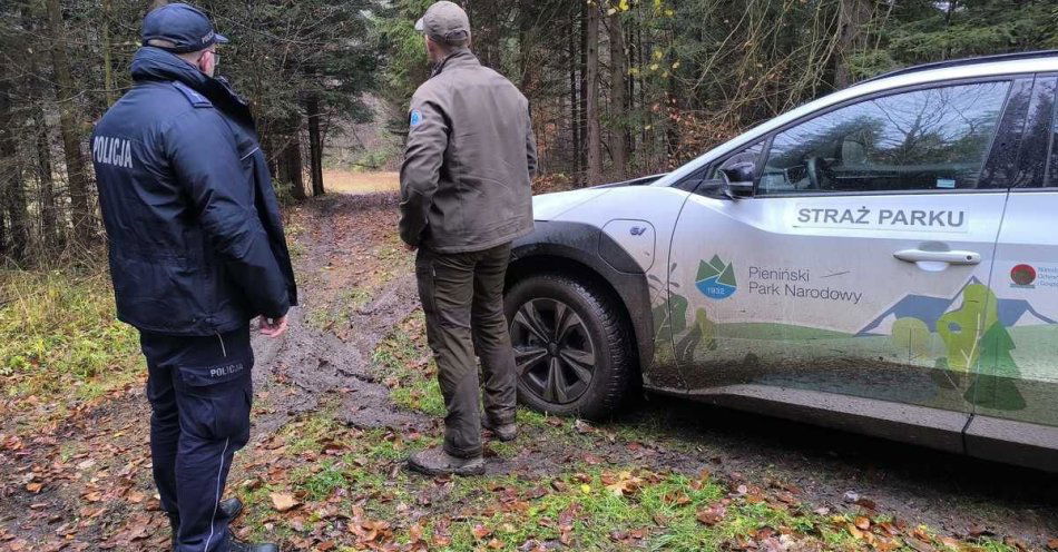 zdjęcie: Dzielnicowy i strażnik interweniują w Pienińskim Parku Narodowym / fot. KMP w Nowym Targu