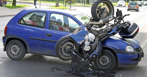 Wypadek drogowy. Zderzenie samochodu osobowego z motocyklem.