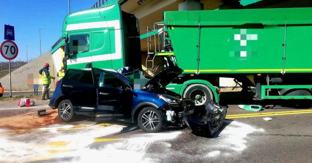Wypadek na obwodnicy Kocka - dwie osoby trafiły do szpitala