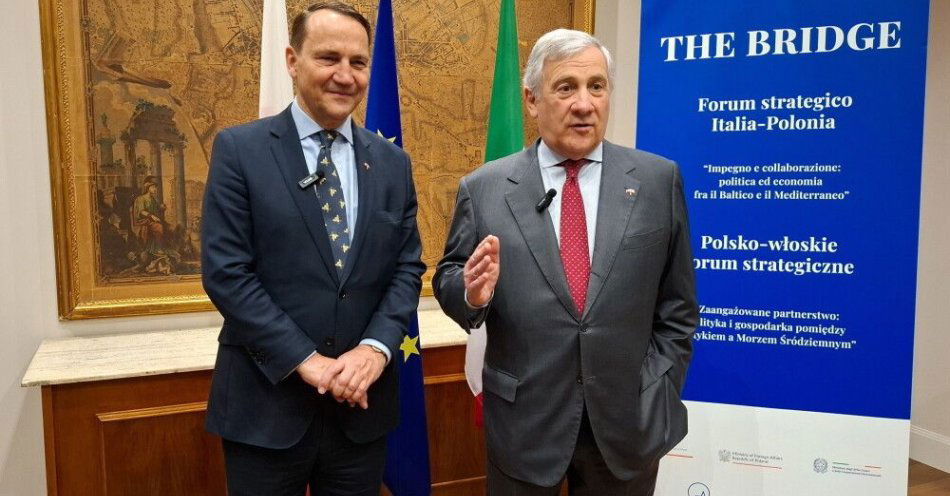zdjęcie: Szefowie MSZ Polski i Włoch podpisali memorandum w sprawie współpracy strategicznej / Rzym, Włochy, 22.04.2026. Wicepremier, szef polskiego MSZ Radosław Sikorski (L) oraz minister spraw zagranicznych i współpracy międzynarodowej Republiki Włoskiej Antonio Tajani (P) podczas spotkania w Rzymie, 22 bm. Radosław Sikorski przebywa z wizytą we Włoszech, gdzie m.in. weźmie udział w polsko-włoskim Forum Strategicznym 