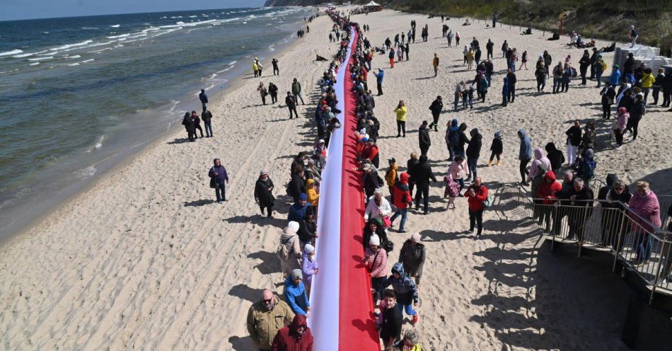 zdjęcie: Rekord Polski w kategorii najdłuższej flagi narodowej ustanowiono w Międzyzdrojach / fot. PAP