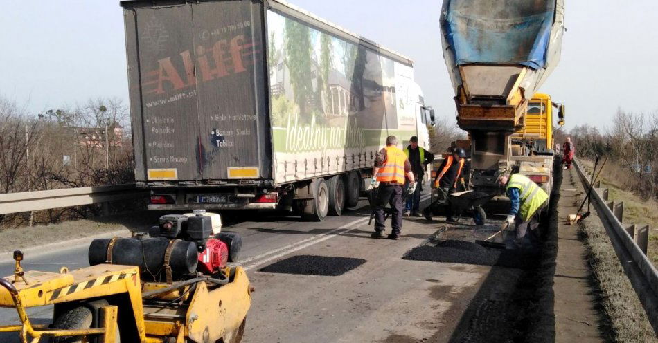 zdjęcie: Naprawy ubytków poziomowych w toku / fot. nadesłane