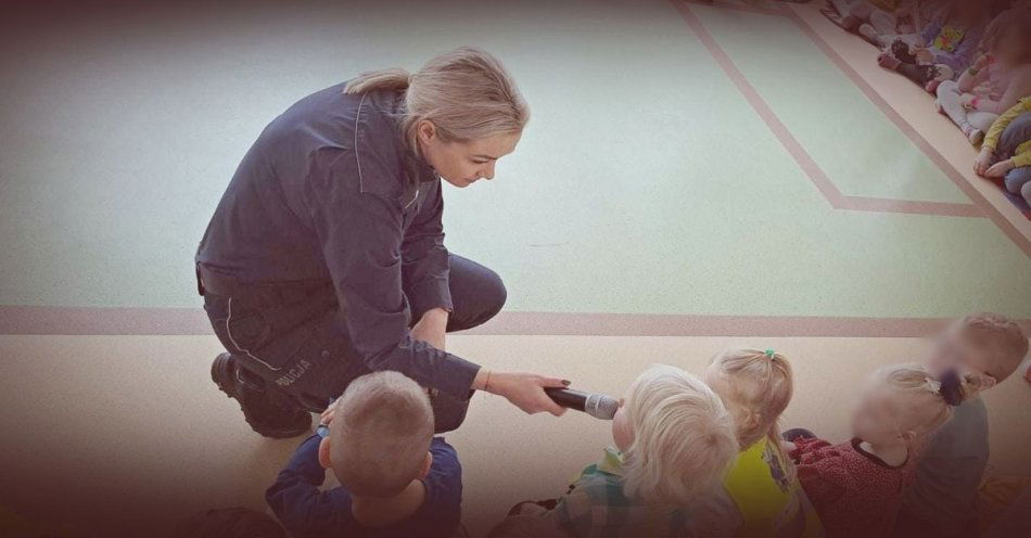 zdjęcie: Dyskoteka odblaskowa z udziałem policjantów / fot. KMP Łomża