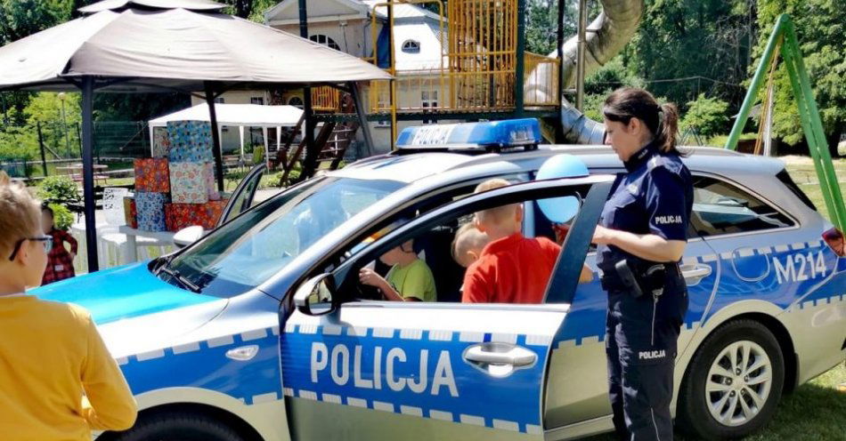 zdjęcie: Policjanci dzieciom / fot. KMP Białystok