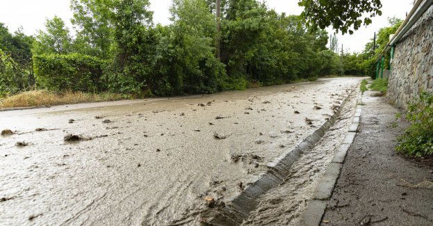 Lawina błotna, zalane piwnice i połamane drzewa po przejściu burz i ulew