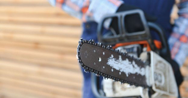 Groził piłą do drewna ochroniarzowi - agresywny klient zatrzymany