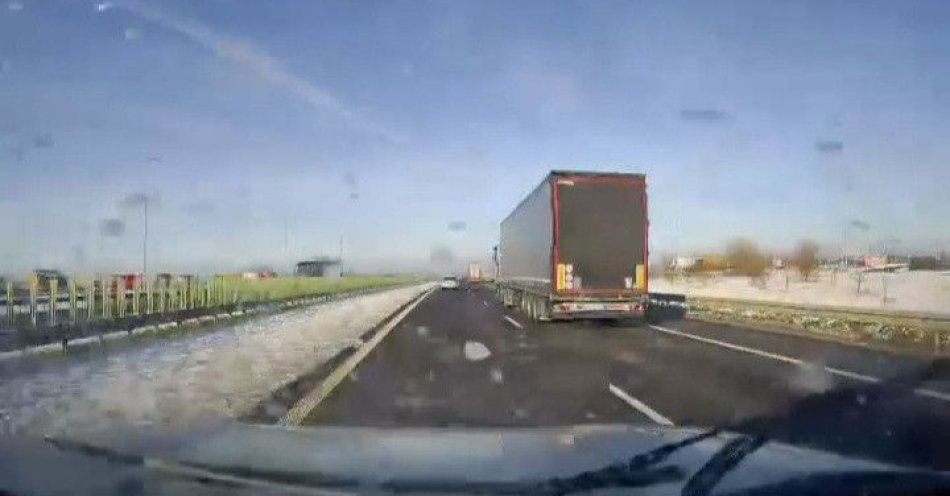 zdjęcie: Tafla lodu z naczepy rozbiła Toyotę na S5 / fot. KMP w Lesznie