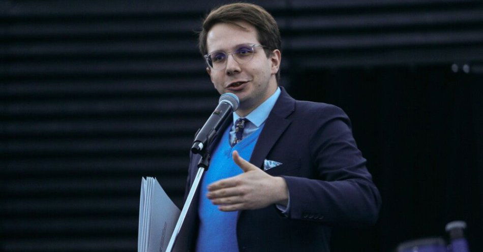 zdjęcie: Projekt MEN: obowiązek tworzenia rad szkół i placówek będzie przesunięty na 1 września 2028 r. / Chorzów, 10.03.2024. Dyrektor Departament Komunikacji MEN Kacper Lawera podczas gali finałowej LXVII Olimpiady Astronomicznej oraz finału konkursu Direction: Space w Planetarium – Śląskim Parku Nauki w Chorzowie, 10 bm. Pomysłodawcą konkursu Direction: Space jest Sławosz Uznański. Konkurs skierowany jest do studentów i doktorantów z polskich uczelni mający na celu inspirowanie młodych ludzi do tworzenia innowacyjnych projektów badawczych, które mogłyby zostać zrealizowane na Międzynarodowej Stac