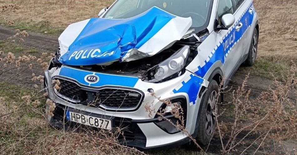 zdjęcie: Szalona ucieczka traktorem. 68 letni mężczyzna staranował radiowóz / fot. KPP w Polkowicach