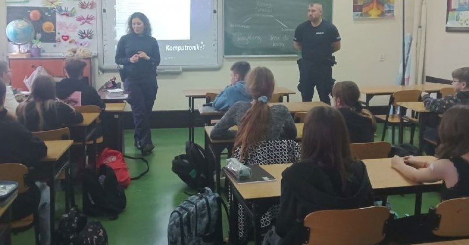 zdjęcie: Policjantka i dzielnicowy w dzierżoniowskiej Szkole Podstawowej numer 1 / fot. KPP w Dzierżonowie