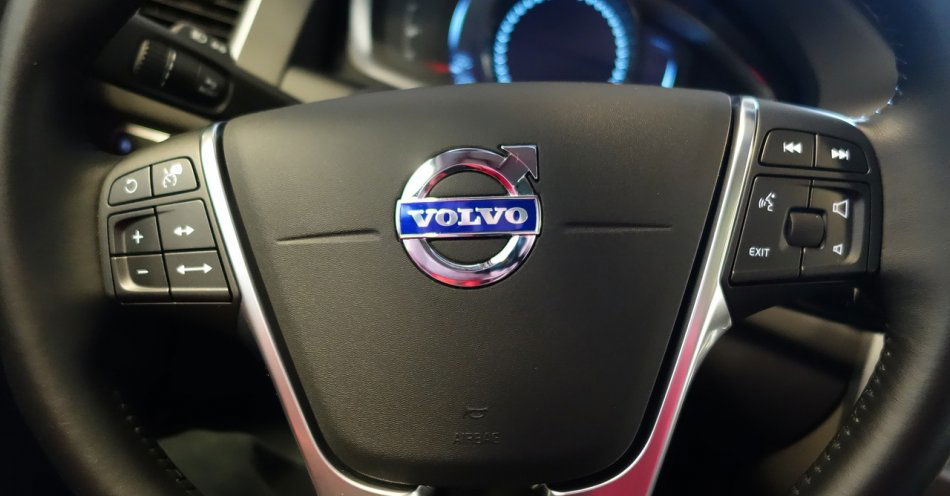 zdjęcie: Nieostrożni kierujący motorowerem i Volvo oraz nietrzeźwa kierująca Peugeotem / pixabay/695419