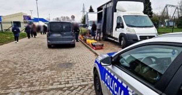 Wsparcie dzielnicowych dla Powiatowej Inspekcji Weterynaryjnej podczas kontroli na targu w Przysusze