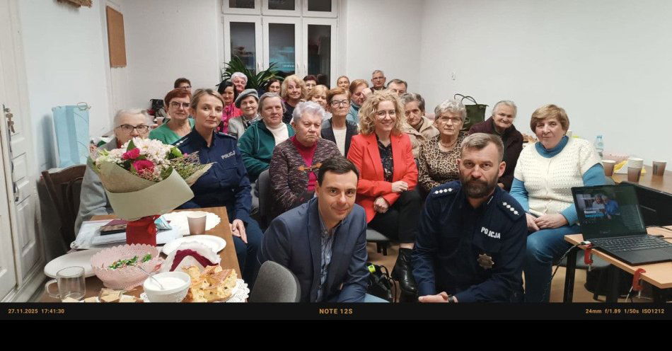 zdjęcie: Seniorzy uczyli się jak chronić się przed oszustami / fot. KPP w Krakowie