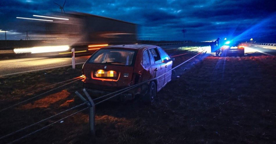 zdjęcie: Nietrzeźwy kierowca zakleszczył auto w linach na S7 / fot. KPP w Mławie