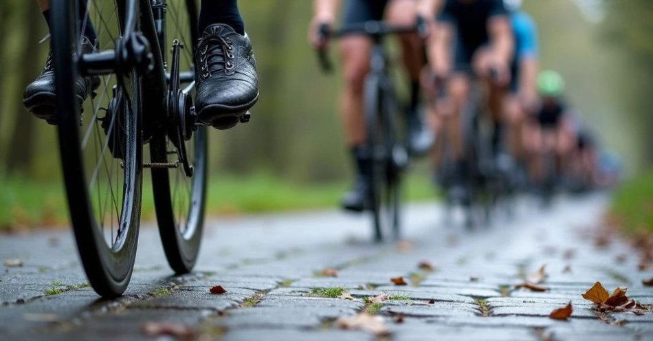 zdjęcie: Ślężański Mnich 2026: wielki wyścig kolarski w powiecie świdnickim już w niedzielę / Kolarze na brukowanej drodze podczas wiosennego wyścigu w powiecie świdnickim