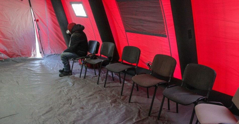 zdjęcie: Warmińsko-mazurskie: w trzech miastach regionu stanęły namioty doraźnego ogrzania / Olsztyn, 01.02.2026. Ogrzewany namiot w centrum Olsztyna, 1 bm. Namiot będzie czynny przez całą dobę w okresie silnych mrozów. Wewnątrz strażacy częstują ciepłymi napojami. Podobne namioty ustawiono również w Elblągu i w Ełku. Według prognozy IMGW temperatura w nocy może spaść w regionie do minus 29 stopni. (ad) PAP/Tomasz Waszczuk