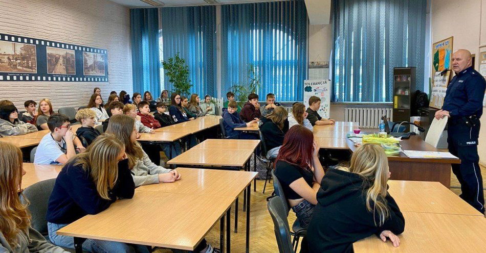 zdjęcie: Policjant w SP 45 mówi o hejcie cyberprzemocy i odpowiedzialności / fot. KMP w Sosnowcu