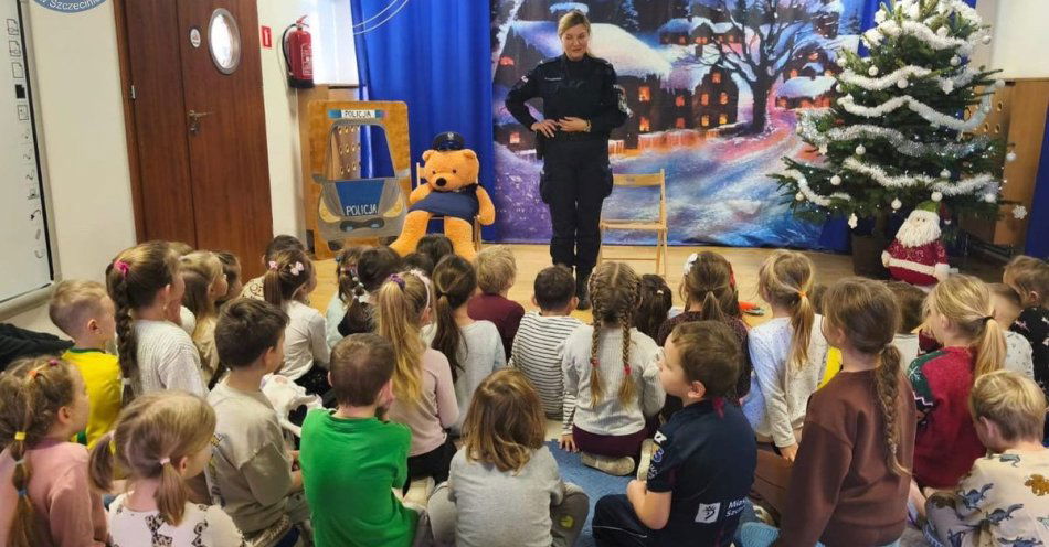 zdjęcie: Policjantka uczy bezpieczeństwa 120 przedszkolaków / fot. KMP w Szczecinie