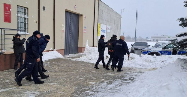 Zamaskowani mężczyźni, zadymienie terenu, ewakuacja- ćwiczenia zgrywające służb