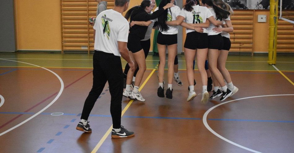 zdjęcie: Siatkarski finał w Kole i 100-lecie Kobiet w Policji / fot. KPP Koło