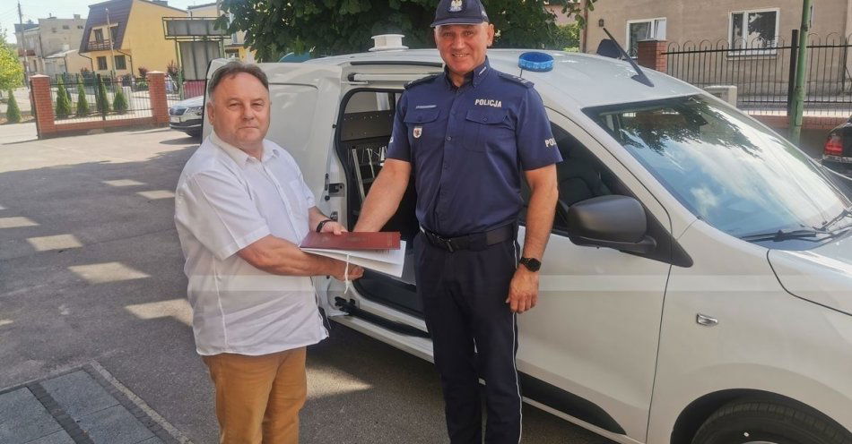 zdjęcie: Mini, Cendy, Krom i Haro mają nowy wóz! / fot. KPP w Lipnie