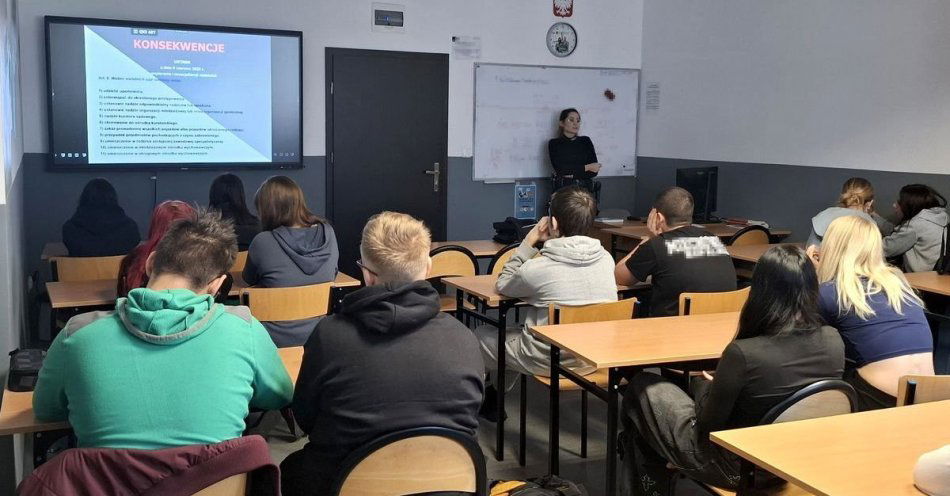 zdjęcie: Policjantka rozmawiała z uczniami o przemocy i cyberbezpieczeństwie / fot. KMP w Bytomiu