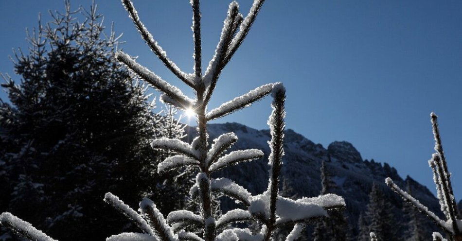 zdjęcie: Czekają nas mroźne i słoneczne święta / Zakopane, 17.02.2025. Widok na Tatry z rejonu Morskiego Oka, 17 bm. Na tatrzańskich szczytach od trzech dni temperatura spada poniżej -20 stopni Celsjusza. Rekordowo zimna okazała się noc z niedzieli na poniedziałek, kiedy temperatura na Łomnicy osiągnęła -21 st., a w Zakopanem około -15 st. przy bezchmurnym niebie. Wybierając się w góry należy pamiętać o odpowiednim wyposażeniu. (aldg) PAP/Grzegorz Momot