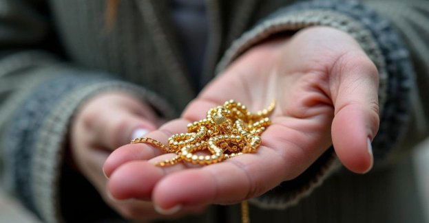 Seniorka oszukana na parkingu kupiła fałszywe złoto