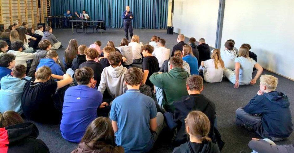 zdjęcie: Policjantka spotkała uczniów o odpowiedzialności i cyberzagrożeniach / fot. KPP w Rawie Mazowieckiej