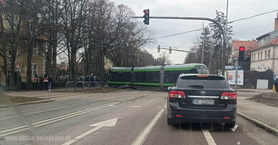 zdjęcie: Uwaga kierowcy! Tramwaj wypadł z szyn, są utrudnienia w ruchu / fot. KMP w Elblągu