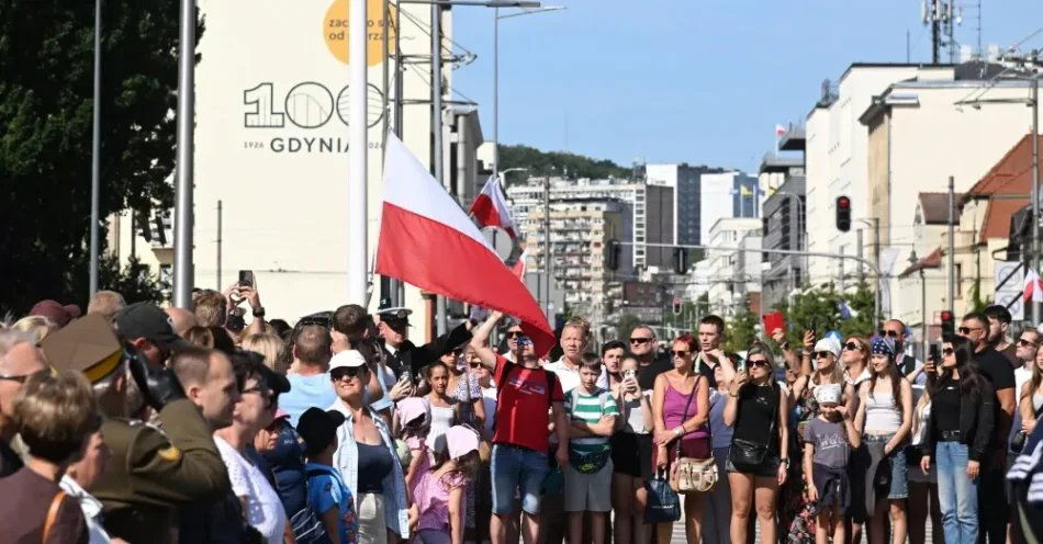 zdjęcie: Gdynia: rozpoczęły się obchody Święta Wojska Polskiego z udziałem marszałek Senatu / Gdynia, 15.08.2026. Uroczysty apel przy pomniku Polska Morska w Gdyni, 15 bm. Trwają obchody Święta Wojska Polskiego, które w tym roku odbywają się pod hasłem „Polska SAFE - bezpieczna Polska”. (sko) PAP/Andrzej Jackowski