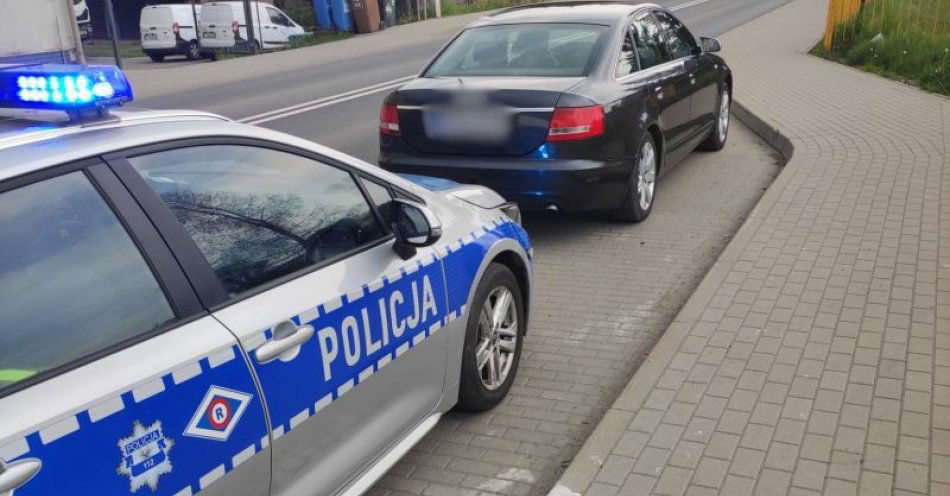 zdjęcie: Jeden telefon, dzięki któremu policjanci zatrzymali nietrzeźwego kierującego / fot. KPP w Kamiennej Górze