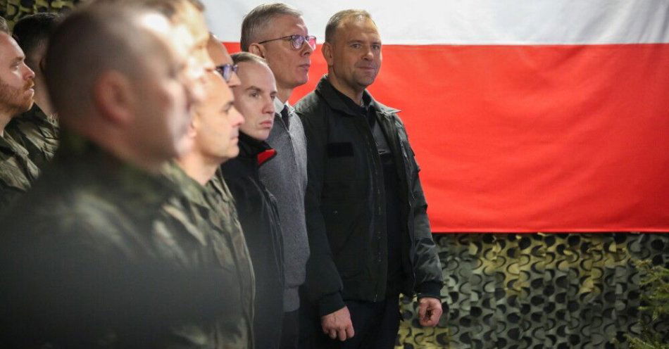 zdjęcie: Prezydent Nawrocki w Wigilię spotkał się z żołnierzami i funkcjonariuszami niedaleko wschodniej granicy / Jaryłówka (pow. białostocki), 24.12.2025. Prezydent RP Karol Nawrocki (P) podczas spotkania świątecznego z żołnierzami i funkcjonariuszami pełniącymi służbę na wschodniej granicy państwa, 24 bm. w miesjcowości Jaryłówka. (ad) PAP/Artur Reszko