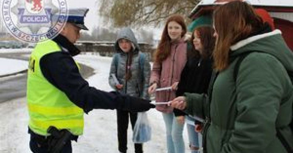 zdjęcie: Policjanci ruchu drogowego pomagają pieszym być widocznym / fot. KPP w Szczecinku