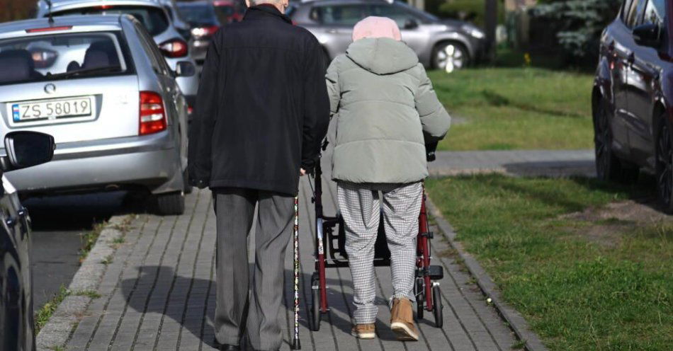 zdjęcie: Wykluczenie transportowe jedną z najpoważniejszych barier dla seniorów na wsi / fot. PAP