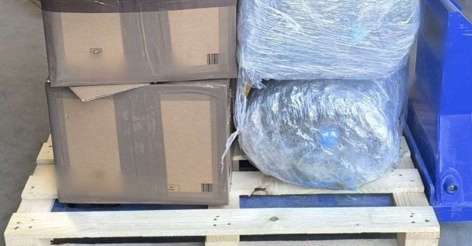 zdjęcie: Ogromna dostawa marihuany na palecie w firmie z Brzegu / fot. KPP Brzeg