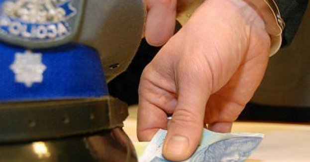 Chciał dać policjantom łapówkę. Grozi mu do 10 lat pozbawienia wolności
