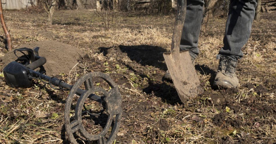 zdjęcie: Nagie szkielety kilku osób odkopano na terenie gospodarstwa w gm. Dębowa Kłoda / v10139294